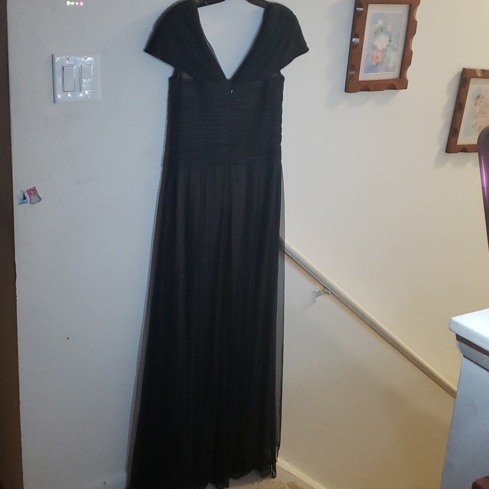 Tadashi Shoji gown 😍 - Picture 4 of 13